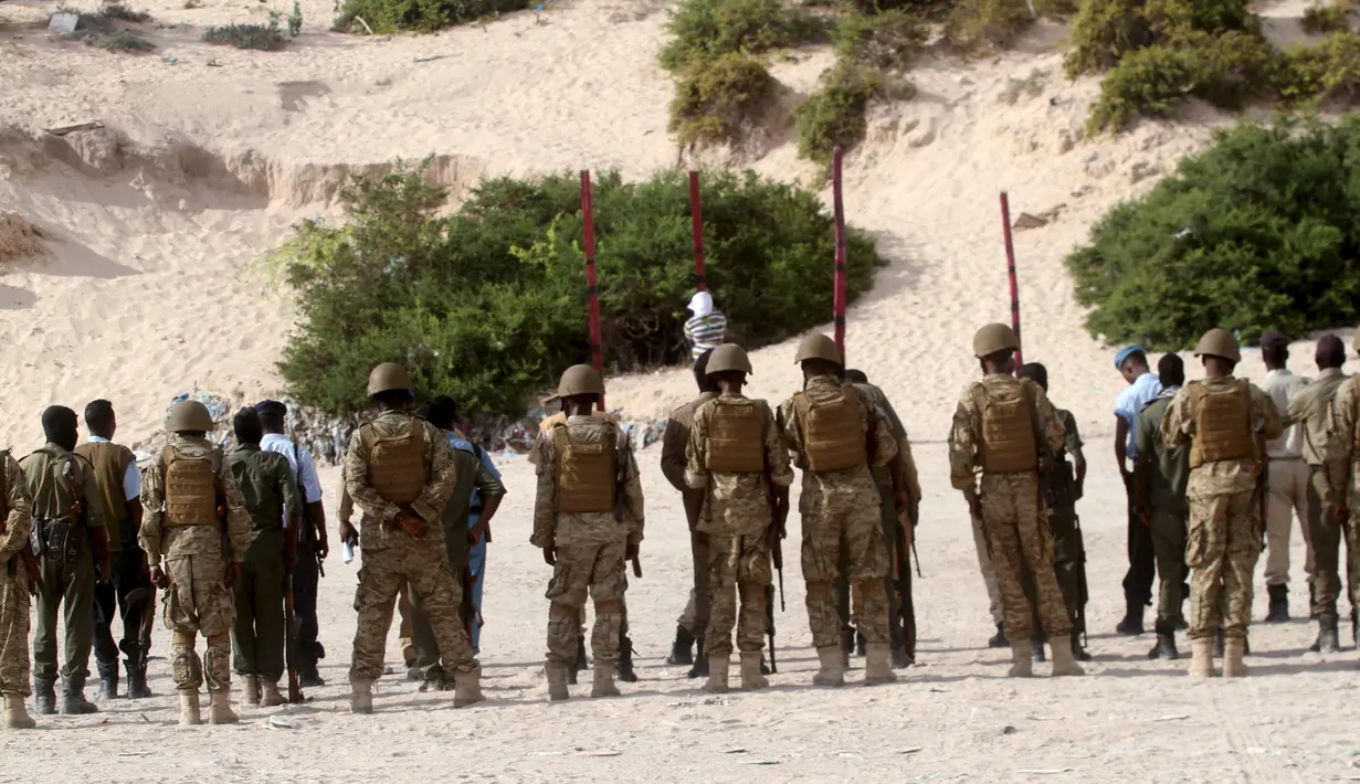 Sejumlah petugas saat bersiap melakukan eksekusi mati terhadap anggota kelompok Islam Somalia Al Shabaab di Somalia, (11/4).Sebelumnya Dua anggota kelompok pejuang Al-Shabaab Somalia telah di eksekusi mati. (REUTERS / Ismail Taxta)
