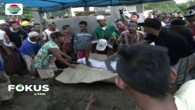Suasana duka mengiringi pemakaman Mukhlisin, pengemudi truk yang meninggal dunia dalam musibah ambruknya Jembatan Widang di Tuban, Jawa Timur.