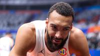 Pebasket Prancis, Rudy Gobert melakukan pemanasan sebelum laga Grup G Piala Dunia FIBA 2023 melawan Iran di Indonesia Arena, Senayan, Jakarta, Kamis (31/08/2023). (Bola.com/Bagaskara Lazuardi)