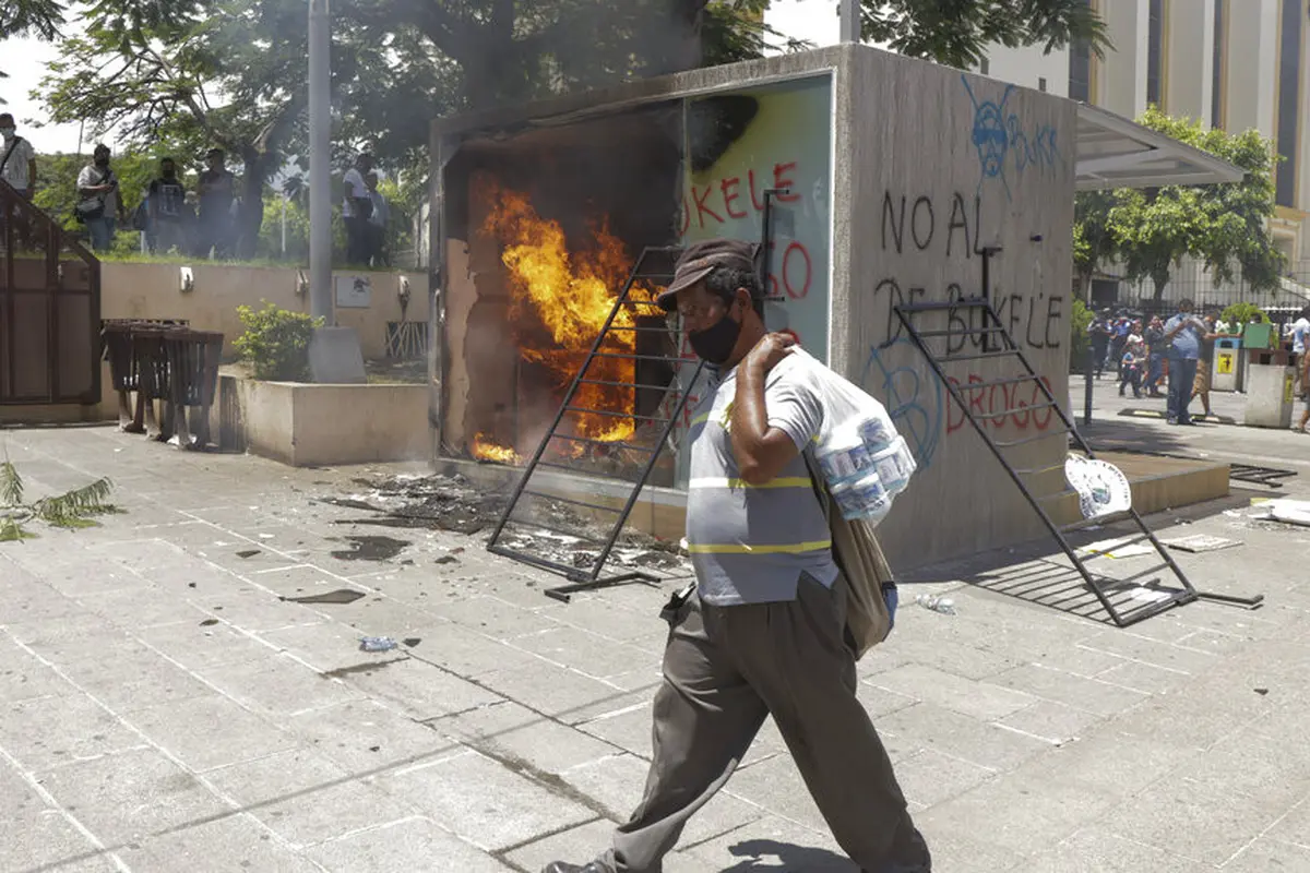 Tolak Bitcoin, Warga El Salvador Bakar ATM Uang Kripto
