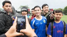Gelandang Persib, Kim Jeffrey Kurniawan, dengan ramah melayani permintaan para Bobotoh yang memintanya foto bareng usai latihan di Lapangan Progresif, Bandung, Senin (2/5/2016). (Bola.com/Vitalis Yogi Trisna)