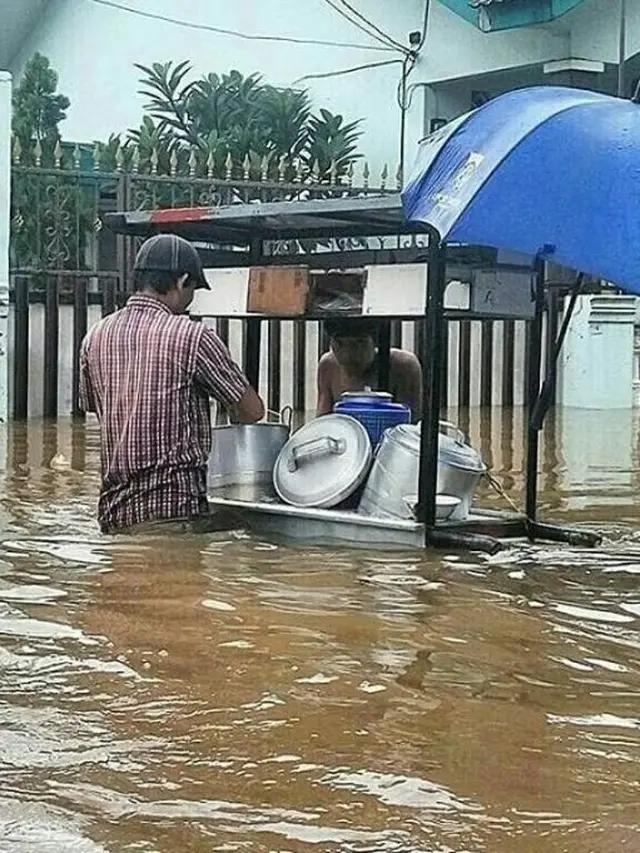 6 Kelakuan Bapak-bapak saat Kebanjiran Ini Bikin Geleng Kepala