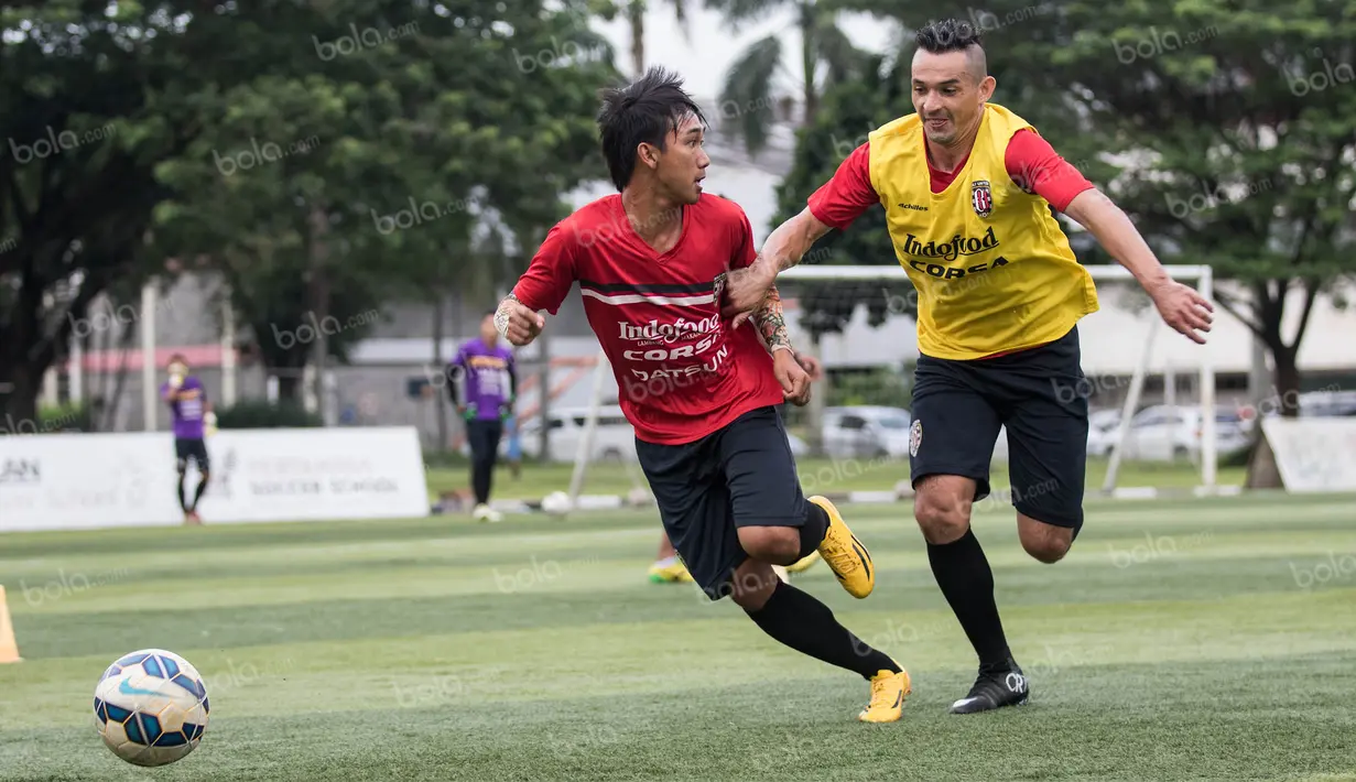 Pemain Bali United, Loudry Setiawan, berusaha melewati Silvio Escobar (kanan) saat latihan di Lapangan Pertamina, Simprug, Jakarta, Rabu (6/4/2016). Ini merupakan persiapan jelang Trofeo Persija, Sabtu (9/4/2016) nanti. (Bola.com/Vitalis Yogi Trisna)