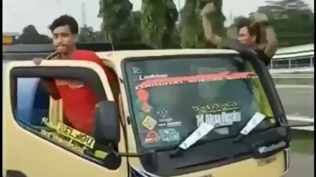 Aksi Berbahaya Sopir dan Kernet Bergelantungan di  Pintu 