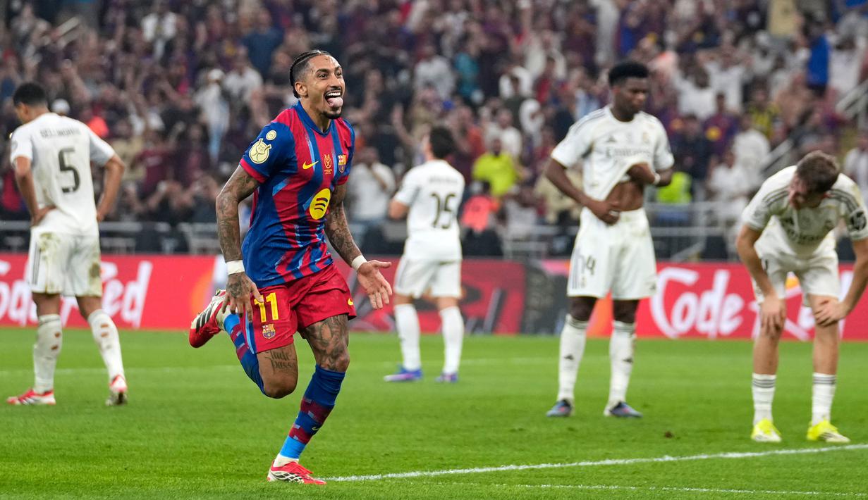 Raphinha juga menjadi pencetak gol penentu kemenangan untuk Barcelona pada menit ke-73. (AP Photo/Altaf Qadri)