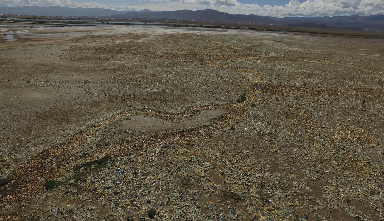 Botol plastik dan sampah lainnya menutupi bagian Danau Uru Uru yang mengering dekat Oruro di Bolivia, Kamis (25/3/2021). Sebagian besar area danau ini, terutama yang kering, tertutupi botol plastik dan aneka sampah lainnya. (AP Photo / Juan Karita)