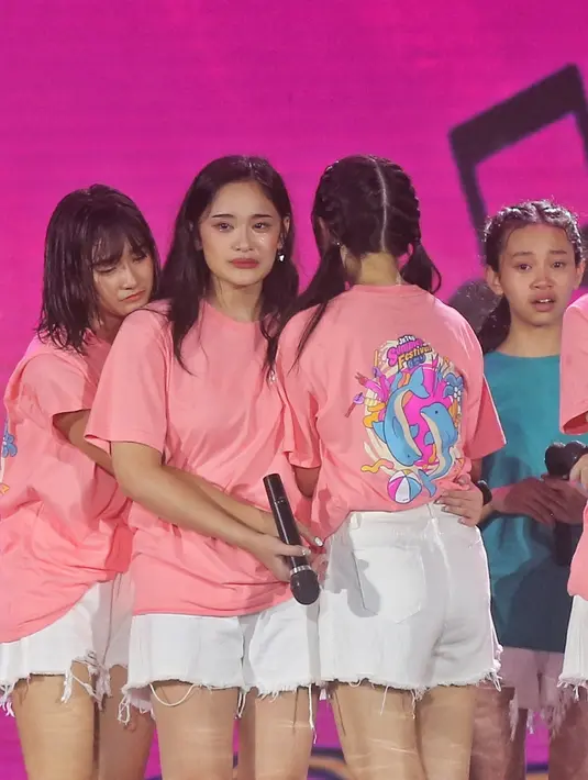 Dia mengaku sangat senang bisa menjadi bagian dari JKT48. "Dan aku sangat senang sekali, sedikit banyaknya bisa punya peran dan andil dalam perjalanan group ini, bisa diberikan kesempatan yang luar biasa, kepercayaan yang cukup berat juga menjadi seorang center dan kapten. Itu adalah sebuah proses perjalanan yang sangat berharga sekali buat aku," katanya. [Fimela.com/Adrian Utama Putra]