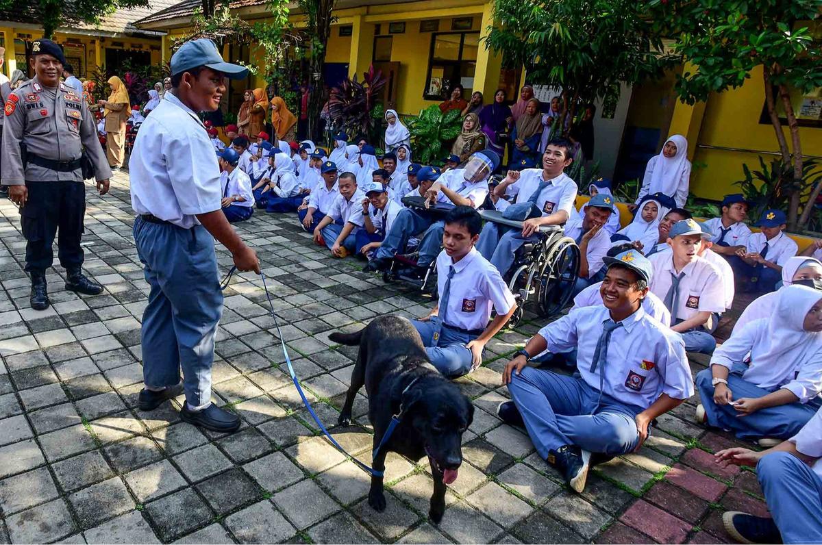 FOTO: Semangat Murid SLB Belajar Bersama Anjing K-9 Mabes Polri