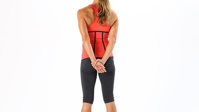 Peregangan leher di punggung (sumber: Pop sugar studios)