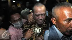 Mantan Ketum PSSI La Nyalla Mattaliliti saat tiba di Kejagung, Jakarta, Selasa (31/5). Tersangka kasus dana hibah Pemprov Jatim ini langsung dibawa masuk ke 'Gedung Bundar'. (Liputan6.com/Helmi Afandi)