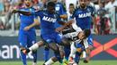 Pemain Juventus, Paulo Dybala, dihadang pergerakannya oleh pemain Sassuolo dalam lanjutan Serie A di Juventus Stadium, Turin, Sabtu (10/9/2016). (Reuters/Giorgio Perottino)