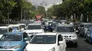 Puluhan kendaraan terkebak kemacetan akibat penutupan jalan Medan Merdeka menuju Istana Negara,  Jakarta, Jumat (30/10). Penutupan dilakukan terkait demo ribuan buruh yang menolak PP Pengupahan di depan Istana. (Liputan6.com/Yoppy Renato)