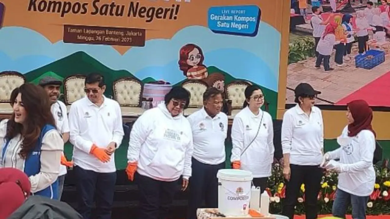 Gaya Kasual Menteri LHK Siti Nurbaya Pakai Hoodie dari Rumah Mode Spanyol