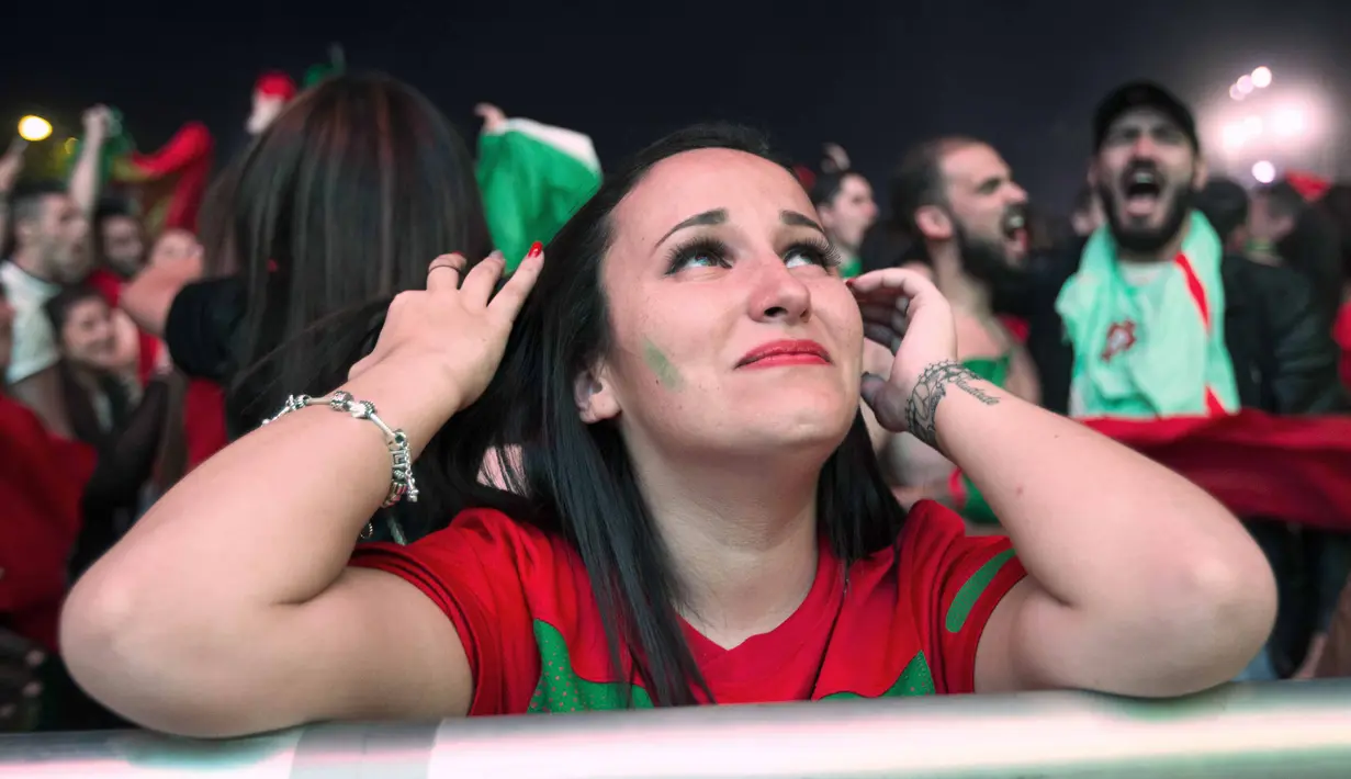 Fans cantik Portugal terlihat mengis bahagia saat timnya menang atas Wales pada semi-final Piala Eropa 2016 di Fans Zone Champ de Mars,  Paris, Kamis  (7/7/2016) dini hari WIB. (AFP/Geofroy Van Der Hasselt)