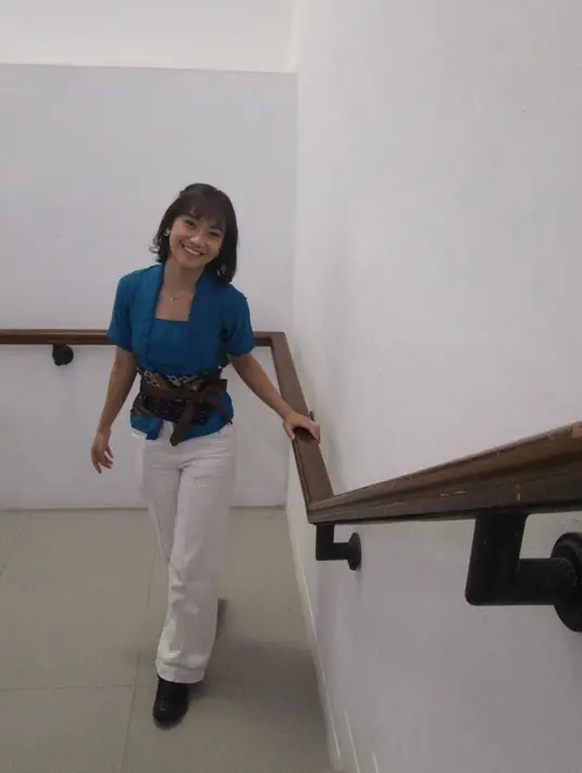 Gaya Freya padukan kebaya warna biru polos dengan obi belt batik dan celana panjang putih bisa jadi inspirasi untuk sehari-hari.  [@jkt48.freya].