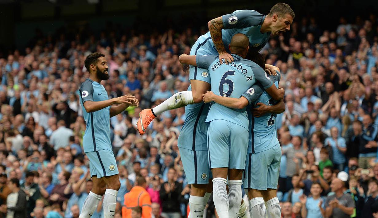 Manchester City berhasil memuncaki klasemen sementara Premier League usai menekuk West Ham 3-1. The Citizens meraih sembilan poin hasil tiga kemenangan dalam tiga laga, unggul selisih gol dari Chelsea dan Manchester United. (AFP/Oli Scarff)