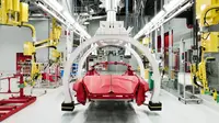 Proses perakitan Ferrari California. (designweek.co.uk)