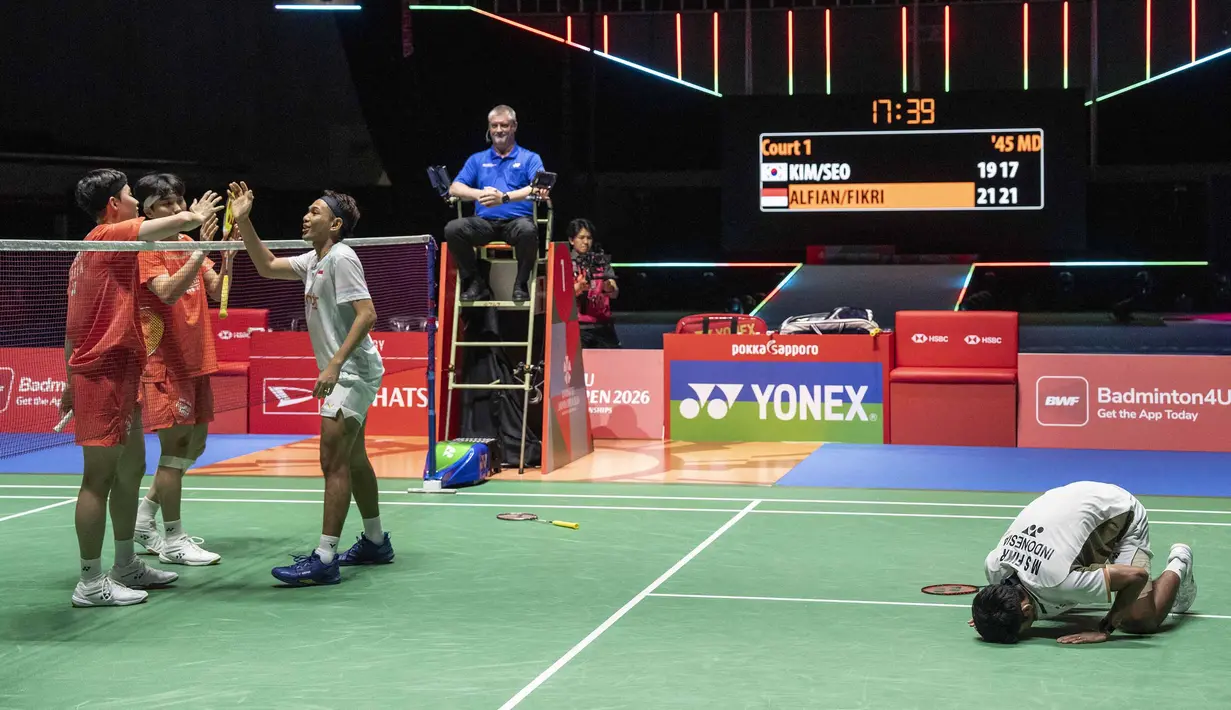 Ganda putra Indonesia Fajar Alfian dan Muhammad Shohibul Fikri merayakan kemenangan atas ganda putra Korea Selatan Kim Won-ho dan Seo Seung-jae usai pertandingan final ganda putra turnamen bulu tangkis Japan Open di Tokyo Gymnasium, Tokyo, pada 19 Juli 2026. (AFP/  Yuichi Yamazaki)