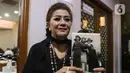 Kerabat menunjukkan foto masa muda aktris senior Rima Melati terlihat di Rumah Duka RSPAD Gatot Soebroto Jakarta Pusat, Kamis (23/6/2022). Aktris senior Rima Melati meninggal dunia dalam usia 82 tahun pada pukul 15.14 WIB di RSPAD Jakarta Pusat akibat infeksi Decubitus. (Liputan6.com/Herman Zakharia)
