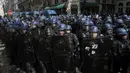 <p>Polisi dilaporkan mencoba menghentikan aksi protes yang berlangsung di depan Dewan Konstitusi. (AP Photo/Lewis Joly)</p>