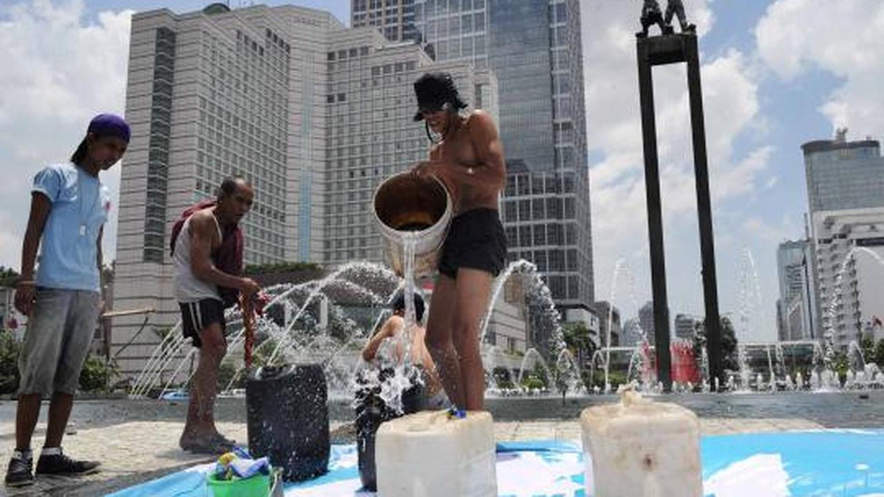 Demo Hari Air, mandi di Bundaran HI
