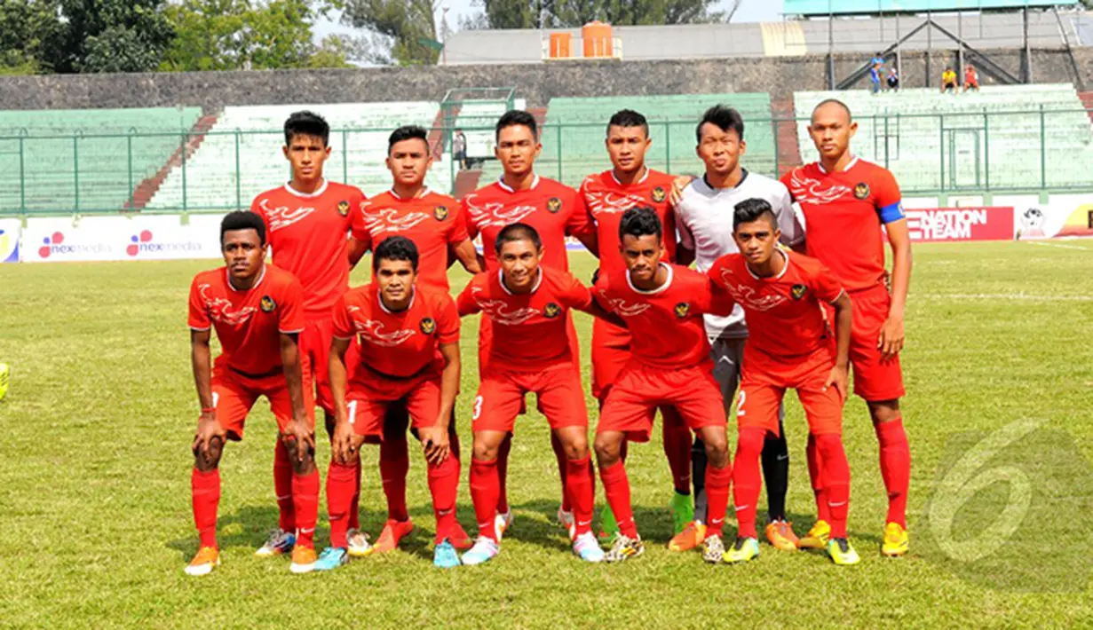 Pemain Timnas U19 Indonesia berpose jelang laga uji coba di stadion Siliwangi Bandung, (25/2/2015). Timnas U19 Indonesia menang 2-0 atas Persib U21. (Liputan6.com/Faisal R Syam)