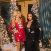 Dalam momen spesial tersebut, Paris Hilton tampil memukau mengenakan mini dress merah berlengan panjang dengan detail bling-bling yang berkilau. [@parishilton].