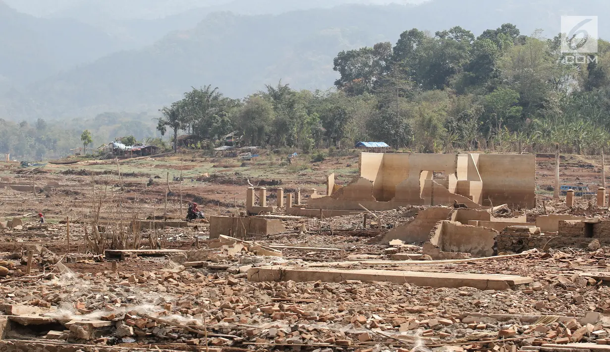 Penampakan puing bangunan di Waduk Jatigede, Desa Cipaku, Sumedang, Jawa Barat, Senin  (17/9). Musim kemarau panjang menyebabkan Waduk Jatigede surut sehingga puing bangunan Desa Cipaku yang tenggalam kembali terlihat. (Liputan6.com/Herman Zakharia)
