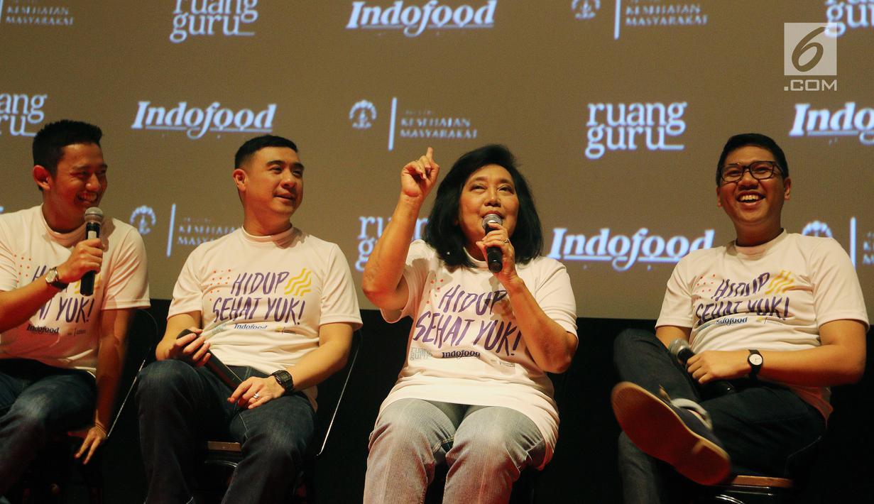 PDRC FKM UI Endang L. Achadi (dua kanan) bersama Direktur Indofood Axton Salim (dua kiri), CEO Ruangguru Belva Devara (kiri), dan CPO Ruangguru Iman Usman (kanan) saat peluncuran program Hidup Sehat Yuk, Jakarta, Minggu (22/7). (Liputan6.com/JohanTallo)
