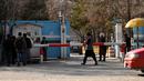 Personel keamanan Taliban berjaga-jaga ketika mahasiswa laki-laki tiba setelah pembukaan kembali Universitas Kabul di gerbang masuknya di Kabul, Afghanistan, Senin (6/3/2023). Tetapi, meski dijanjikan, mereka gagal membuka kembali sekolah menengah untuk anak perempuan, yang telah ditutup selama lebih dari setahun. (Wakil KOHSAR / AFP)