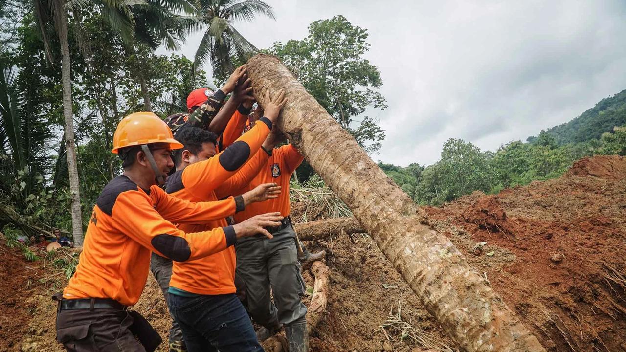 FOTO: Duka di Majenang, Longsor Telan Dua Nyawa & 21 Warga Masih Hilang