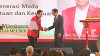 Presiden Jokowi berjabat tangan dengan Ketua umum baru PKPI, Diaz Hendropriyono saat menutup kongres luar biasa PKPI di Jakarta, Senin (14/5). Diaz terpilih secara aklamasi sebagai Ketua Umum PKPI menggantikan AM Hendropriyono. (Liputan6.com/Angga Yuniar)