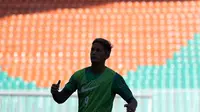Irfan Bachdim tengah melakukan pemanasan saat mengikuti seleksi timnas Indonesia tahap kedua di Stadion Pakansari, Bogor, Rabu (17/8/2016). (Bola.com/Nicklas Hanoatubun)