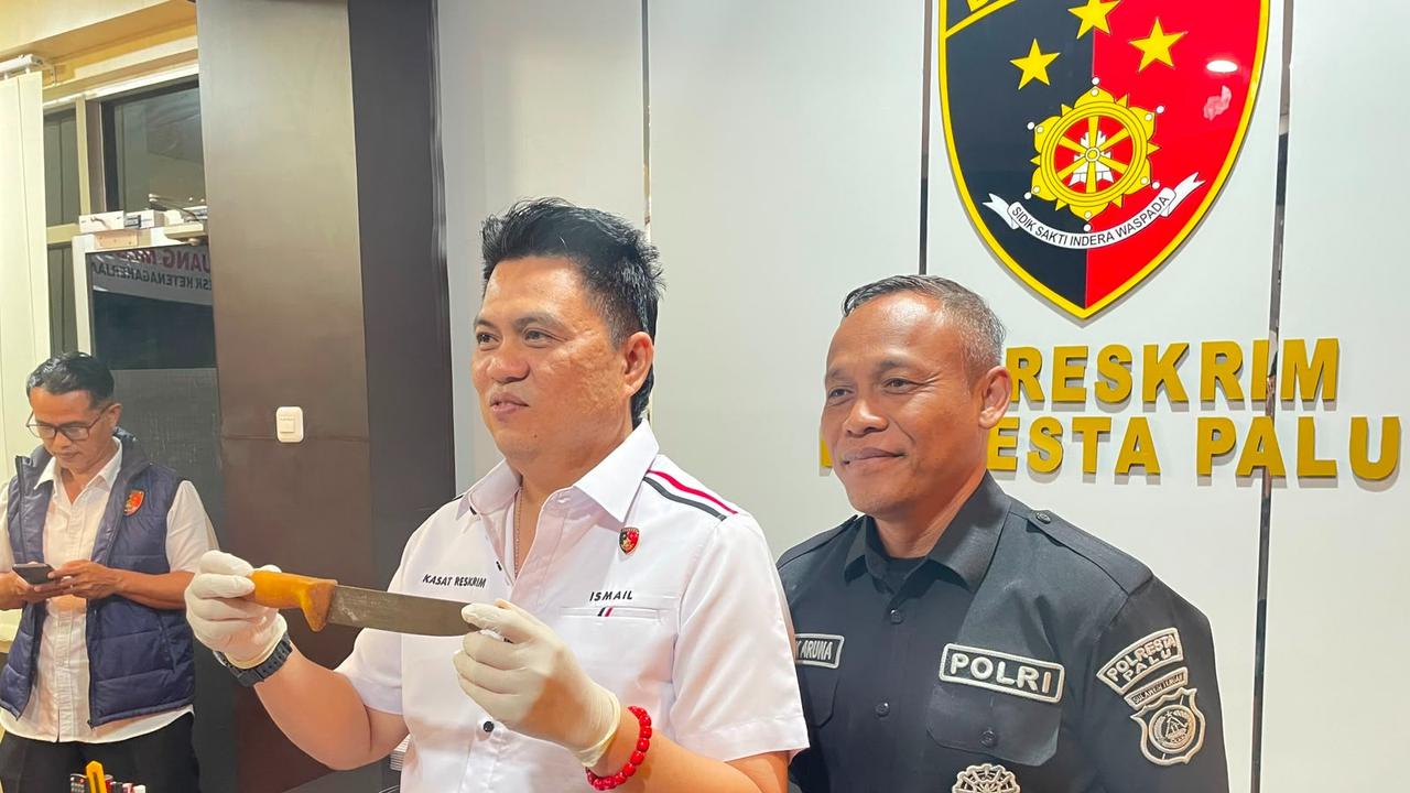 Pelaku pembunuhan satu keluarga di Kota Palu inisial AK saat ditangkap polisi. (Istimewa).