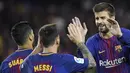 Bintang Barcelona, Lionel Messi, merayakan gol yang dicetak Gerard Pique ke gawang Espanyol pada laga La Liga Spanyol di Stadion Camp Nou, Katalonia, Sabtu (9/9/2017). Barcelona menang 5-0 atas Espanyol. (AFP/Lluis Gene)