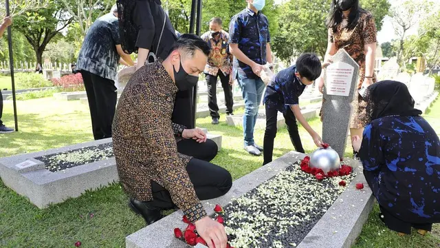 Jelang Ramadan, Ini 6 Momen SBY Kunjungi Makam Ani Yudhoyono