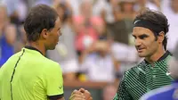 Roger Federer (kanan) mengalahkan Roger Federer pada babak keempat BNP Paribas Open, Indian Wells, Kamis (16/3/2017) pagi WIB. (AP Photo/Mark J. Terrill)