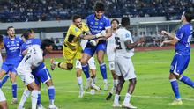 Kiper Arema FC, Lucas Frigeri, berjibaku menghalau serangan pemain Persib Bandund dalam lanjutan BRI Super League 2025/2026 di Stadion Gelora Bandung Lautan Api, Jumat (24/4/2026). (Bola.com/Erwin Snaz)
