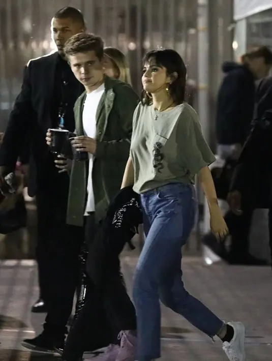 Sebelumnya, identitas pria ini masih misterius. Pria tersebut pun pernah menemani Selena Gomez di konser Taylor Swift. (EVGA - BACKGRID - DailyMail)