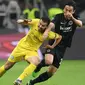 Gelandang Chelsea, Pedro berduel dengan gelandang Eintracht Frankfurt, Makoto Hasebe dalam duel leg pertama semifinal Liga Europa 2018-2019 di Commerzbank-Arena, Jumat (3/5/2019) dini hari WIB. (AFP/Arne Dedert))