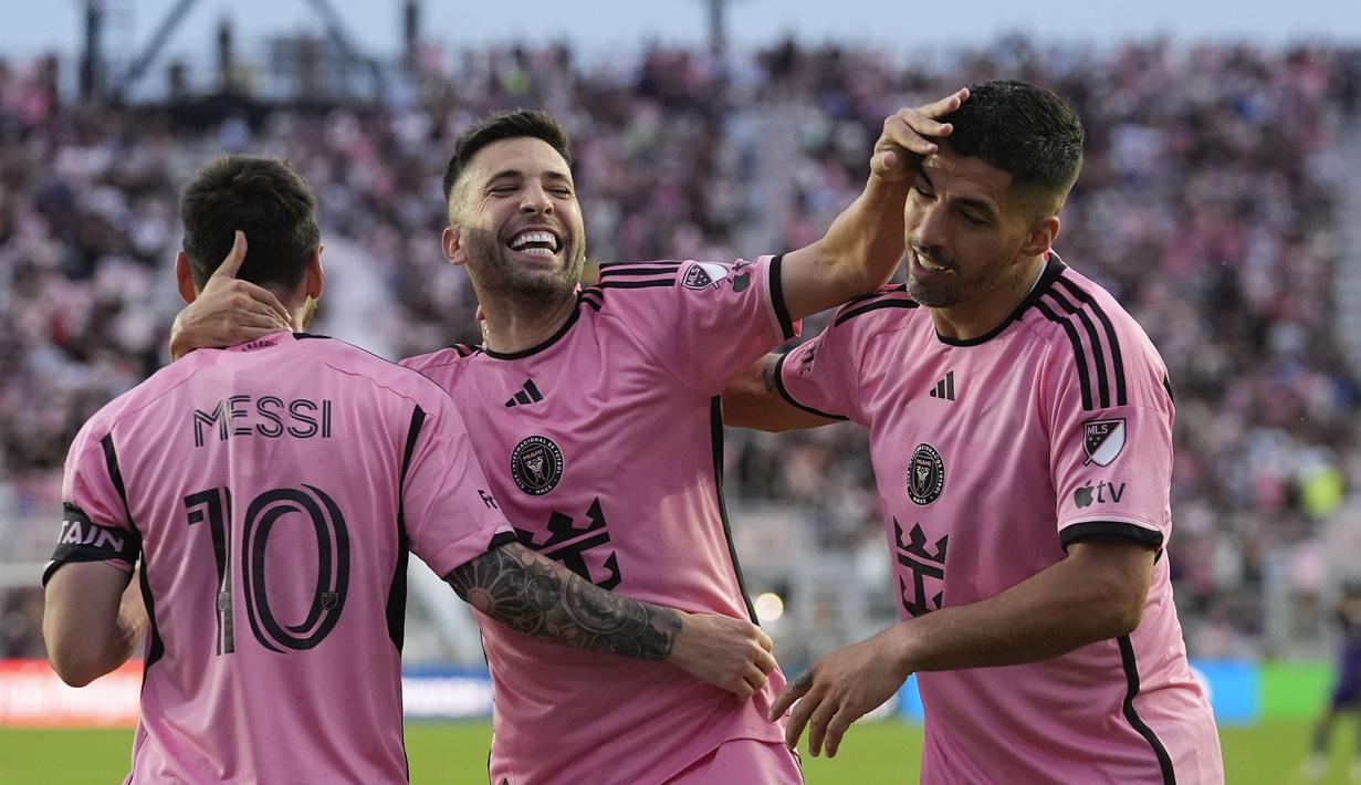 Pemain Inter Miami, Lionel Messi (kiri), Jordi Alba, dan Luis Suarez merayakan gol keempat timnya ke gawang Orlando City pada laga lanjutan Major League Soccer (MLS) 2024 yang berlangsung di Chase Stadium, Fort Lauderdale, Florida, Minggu (03/03/2024) WIB. The Herons menang dengan skor 5-0. (AP Photo/Rebecca Blackwell)