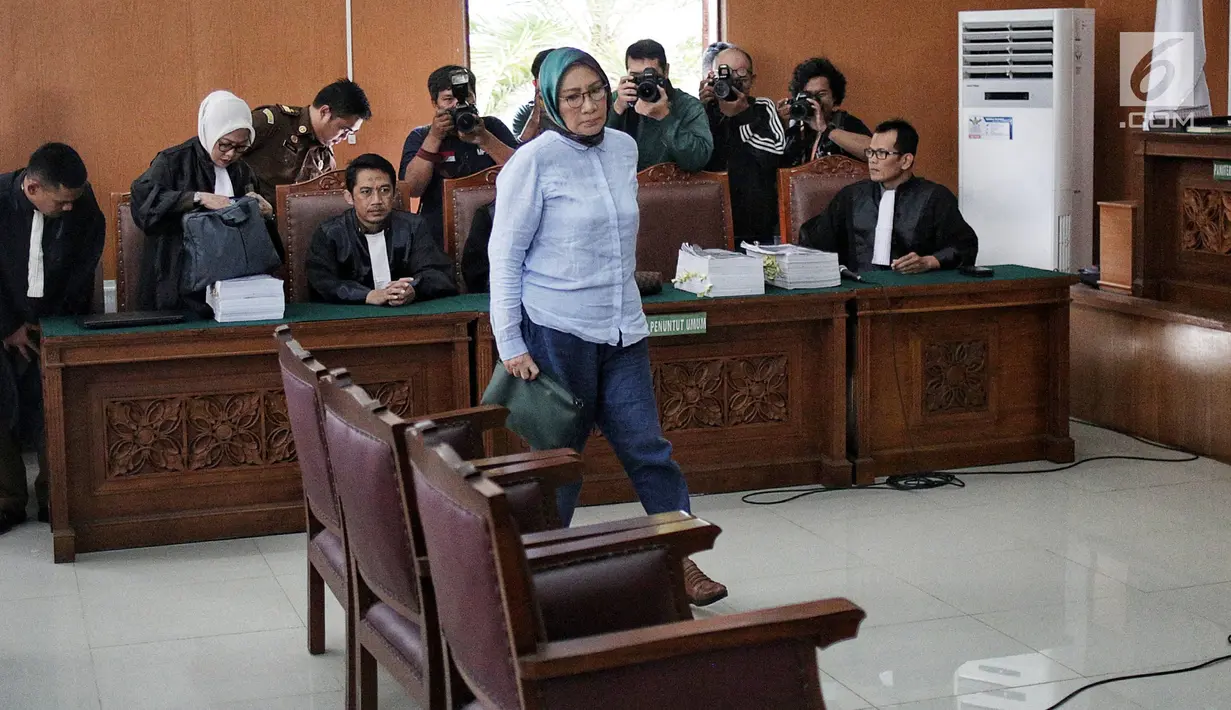 Ratna Sarumpaet menuju kursi terdakwa dalam sidang lanjutan kasus dugaan penyebaran berita bohong atau hoaks di Pengadilan Negeri Jakarta Selatan, Selasa (14/5/2019). Sidang tersebut dengan agenda pemeriksaan terhadap dirinya. (Liputan6.com/Faizal Fanani)