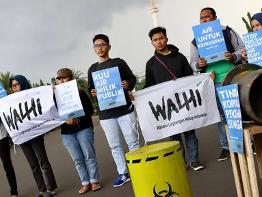 Aktivis Wahana Lingkungan Hidup (Walhi) menggelar aksi terkait Hari Air Sedunia di depan Istana Negara, Jakarta, Kamis (22/3). Walhi meminta pemerintah dan masyarakat lebih memperhatikan dan menjaga ekosistem air. (Liputan6.com/Immanuel Antonius)