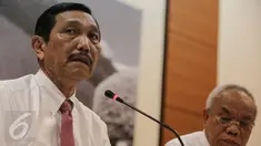 Menko Polhukam Luhut Panjaitan saat jumpa pers pencatutan namanya dalam negosiasi Ketua DPR Setya Novanto-Freeport, di Jakarta, Kamis (19/11). Luhut menyebut kalau dirinya tak tahu menahu dan tak pernah bicara urusan saham. (Liputan6.com/Faizal Fanani)
