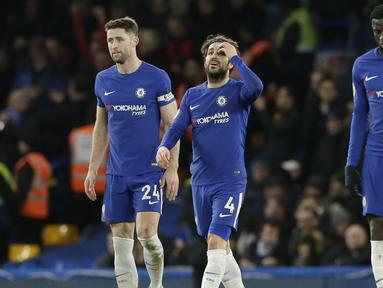 Para pemain Chelsea berjalan gontai usai gawangnya kebobolan saat melawan Bournemouth pada lanjutan Premier League di Stamford Bridge, London, (31/1/2018). Chelsea kalah 0-3. (AP/Tim Ireland)