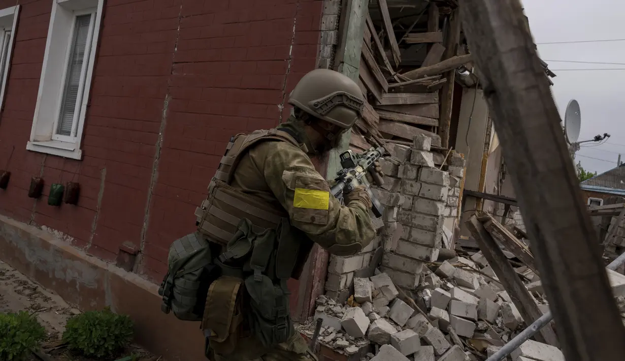 <p>Seorang prajurit Ukraina berpatroli selama misi pengintaian di sebuah desa yang baru saja direbut kembali di pinggiran Kharkiv, Ukraina timur, Sabtu, 14 Mei 2022. Militer Ukraina membuat pernyataan pada Selasa (10/5) bahwa pasukannya telah merebut kembali desa-desa dari pasukan Rusia di utara dan timur laut Kharkiv. (AP Photo/Mstyslav Chernov)</p>