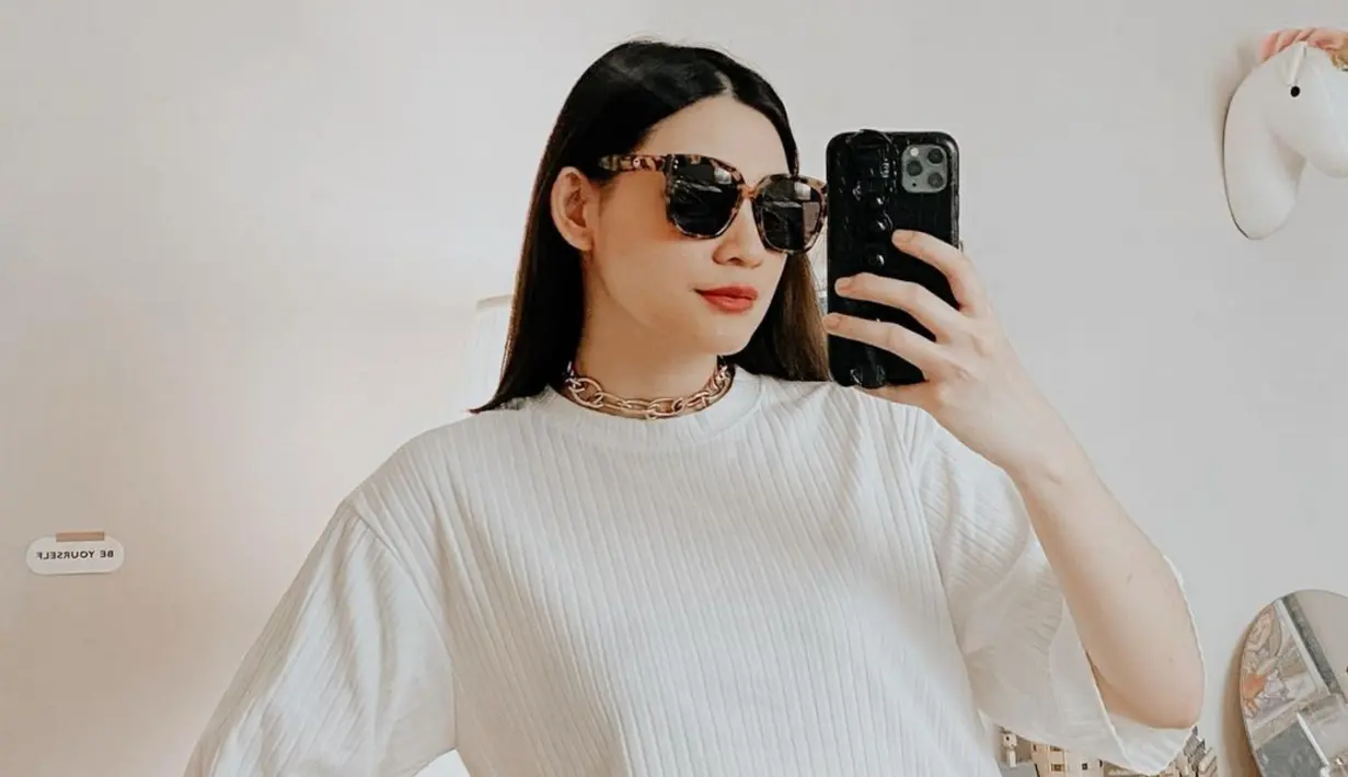 Selain sebagai model, Patricia kini juga dikenal sebagai selebgram sekaligus influencers di bidang fashion. Ia pun kerap memperkenalkan berbagai fashion item yang tengah ia gemari. (Liputan6.com/IG/pattdevdex)