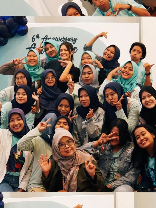 Seperti keluarga, ini adalah momen kebersamaan Amanda Rawles dan para fans yang penuh kehangatan. Digelar secara intimate, acara anniversary fanbase tersebut biasanya hanya dihadiri oleh beberapa anggota grup inti dari fanbase. Bangga atas pencapaian dan kesuksesan Amanda di industri hiburan, ucapan selamat ramai dibubuhkan para fans Amanda lainnya di kolom komentar unggahannya. (Liputan6.com/IG/@amandarawles)