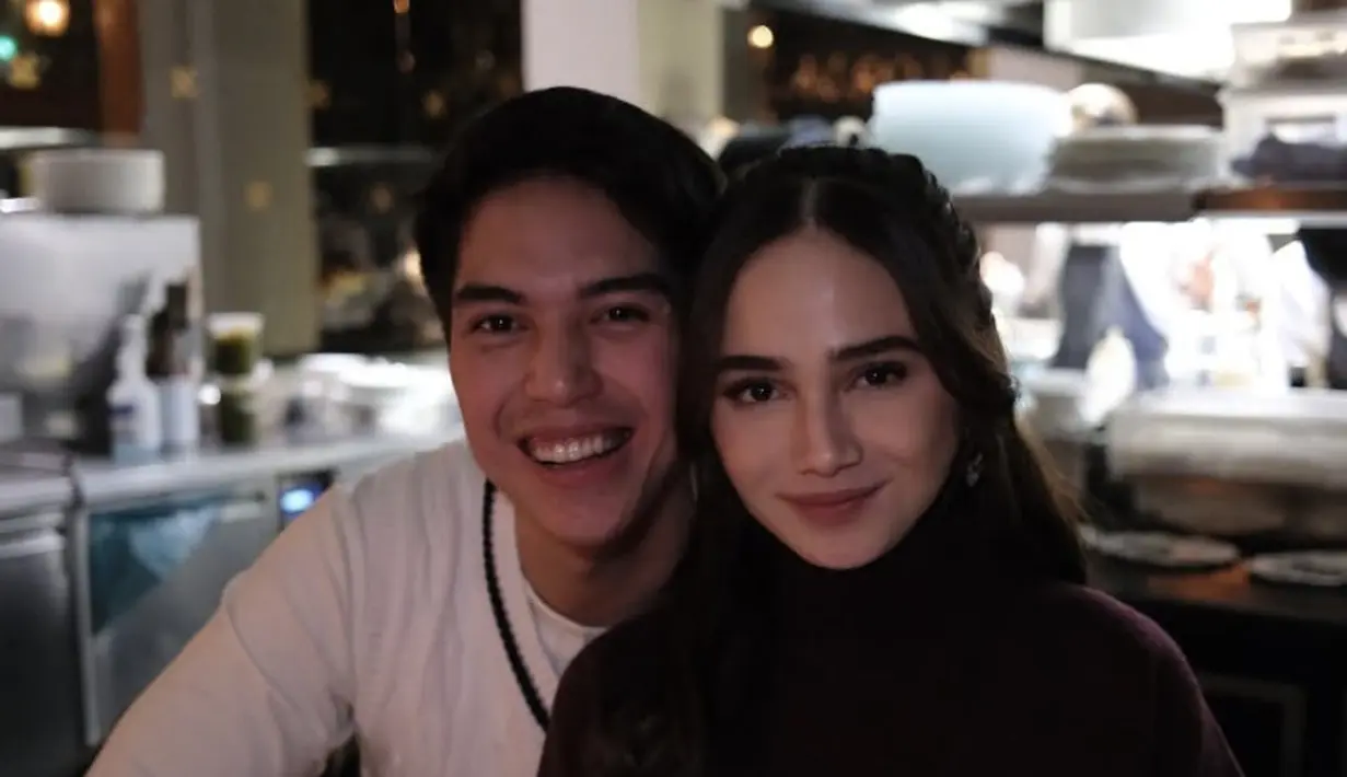 Warna monokrom juga jadi andalan tampilan keduanya yang hadirkan kesan klasik pada tampilan.  [Foto: Instagram/ Syifa Hadju]