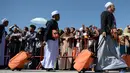 Jemaah calon haji berjalan menuju pesawat penerbangan khusus saat akan bertolak ke Tanah Suci Mekah di Bandara Provinsi Narathiwat, Thailand, Kamis (4/7/2019). Jutaan umat muslim dari penjuru dunia akan bertolak menuju Mekah untuk melangsungkan ibadah haji. (Madaree TOHLALA/AFP)